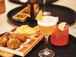 Die Stunde des Aperitivo: Wo Spritz auf feine Häppchen trifft